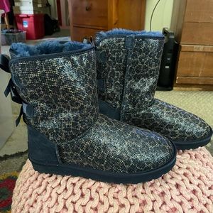 BNWOT AUTHENTIC UGGS, Size 7